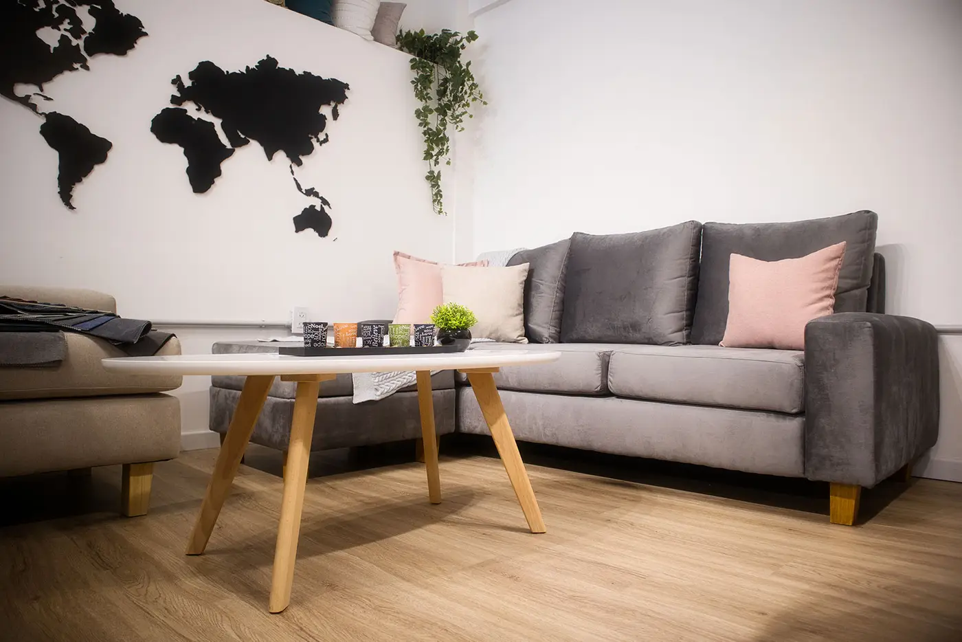 Showroom de Relax Living con sillones y mesa de madera